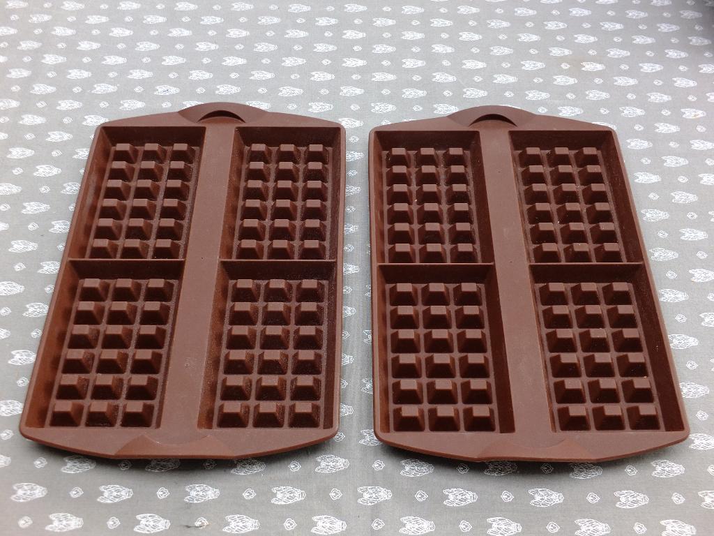 Lot de 2 moules à gaufres Tupperware MultiFlex en silicone, Enlèvement ou Envoi, Neuf, Brun, Autres types