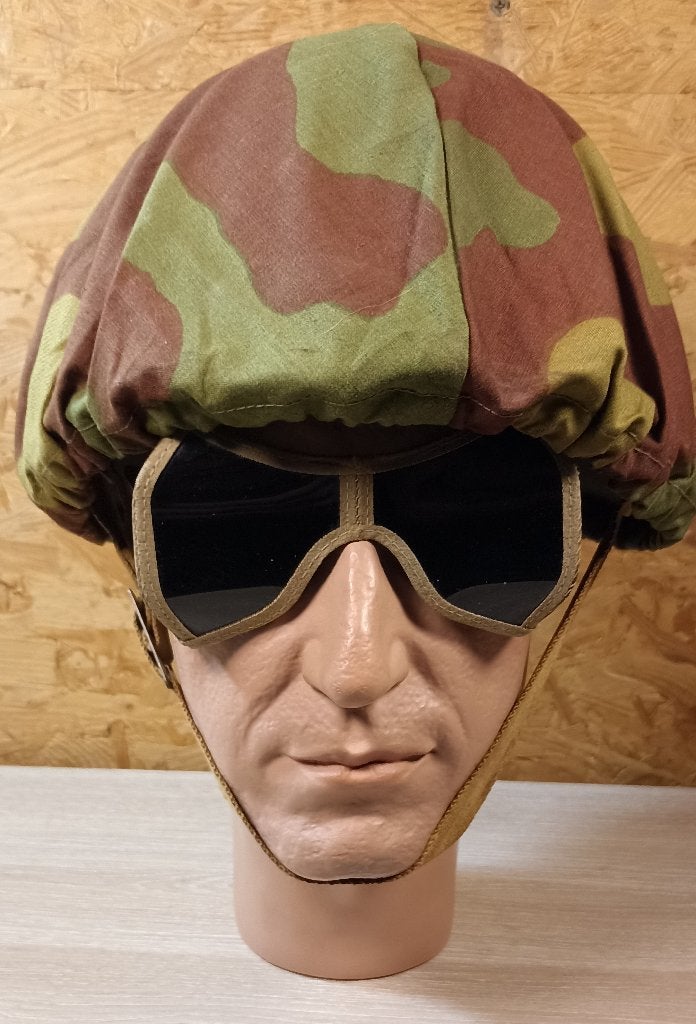 Casque Italien M33/47 avec housse camouflage M29 post ww2, Enlèvement ou Envoi, Armée de terre, Casque ou Béret