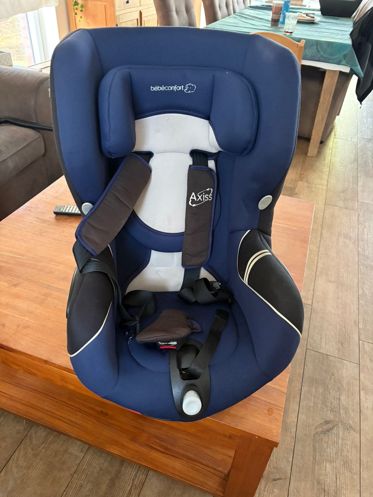 Siège-auto Bébé confort axiss pivotante 9/18kg, Enfants & Bébés, Autres marques, Ceinture de sécurité, Enlèvement, Utilisé