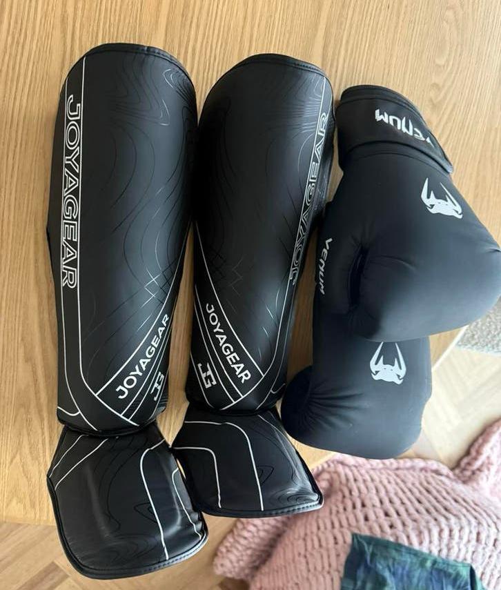Bokshandschoenen + scheenbeschermers (Venum & Joya), Sport en Fitness, Maat S, Ophalen, Zo goed als nieuw