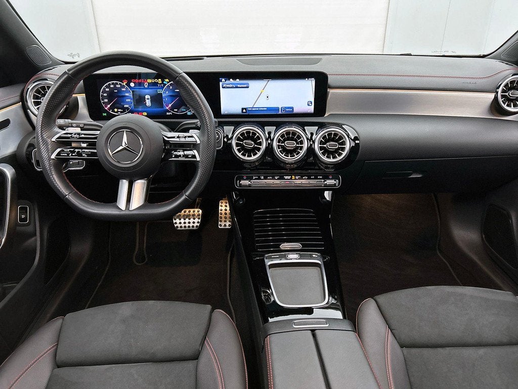Mercedes-Benz CLA-Klasse 180 Shooting Brake AMG Line | Night, Achat, Chargement par induction pour smartphones, Entreprise, Entretenue par le concessionnaire