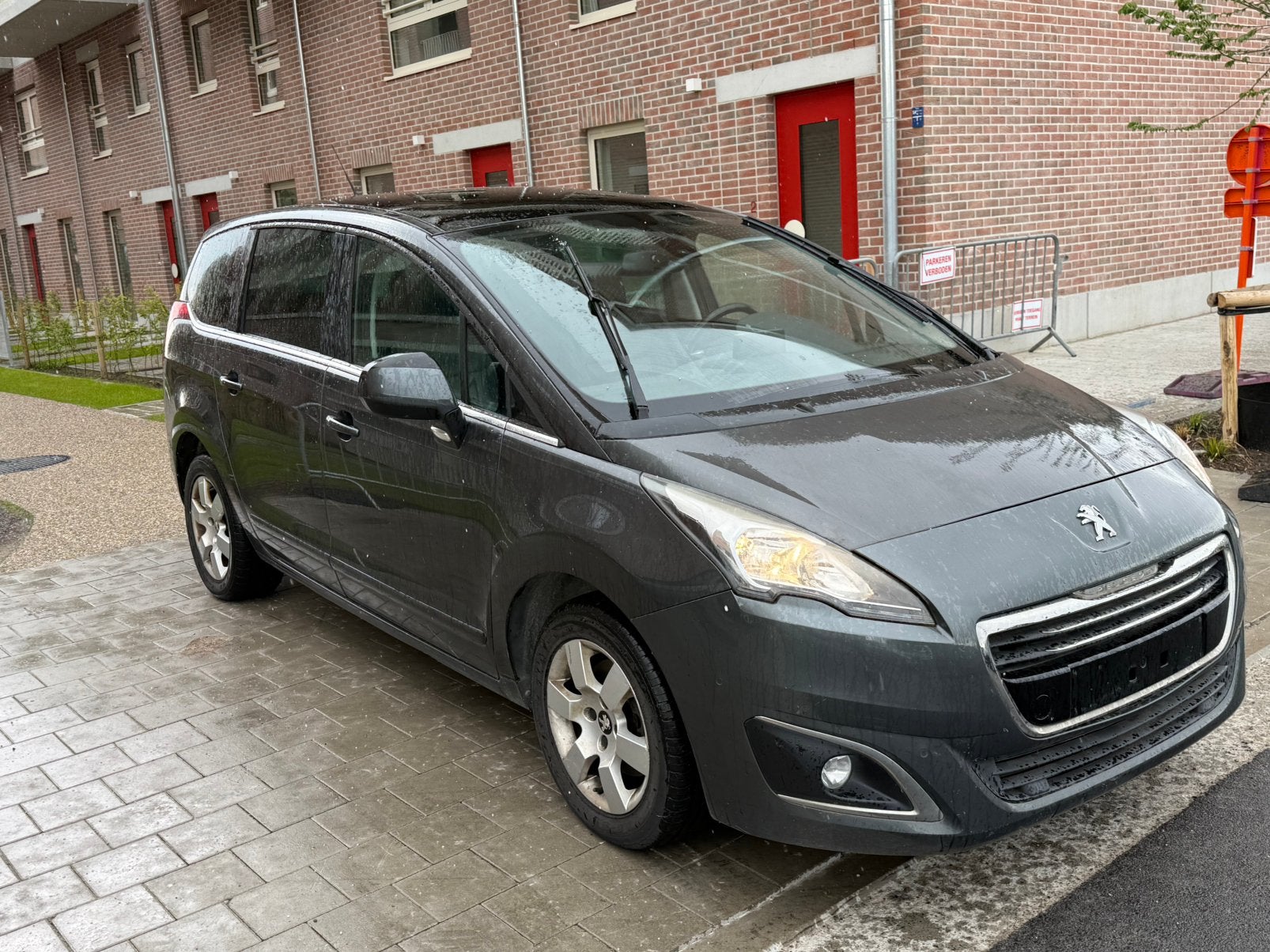 Peugeot 5008. 1.2 benzine. 2016 b.  E 6, Leder, Bedrijf, 5 deurs, Zilver of Grijs