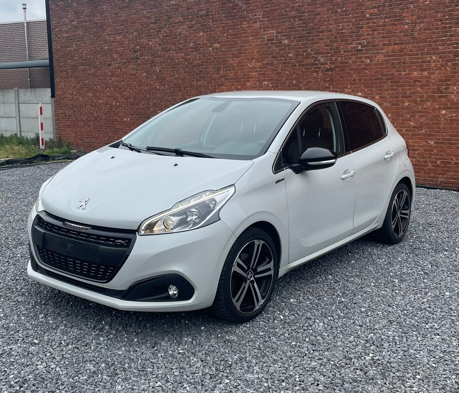 Peugeot 208 1.2 GT- Line | Camera | Apple CarPlay, https://public.car-pass.be/vhr/32e3b952-736c-453c-be2e-49ad4688178d, Wit, Leder
