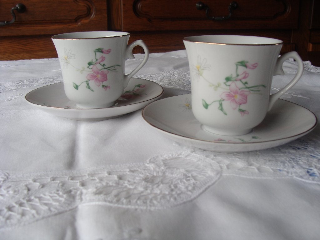 2 modèles de tasses et sous tasses en porcelaine, vintage, Antiquités & Art, Antiquités | Services (vaisselle) pièces, Enlèvement