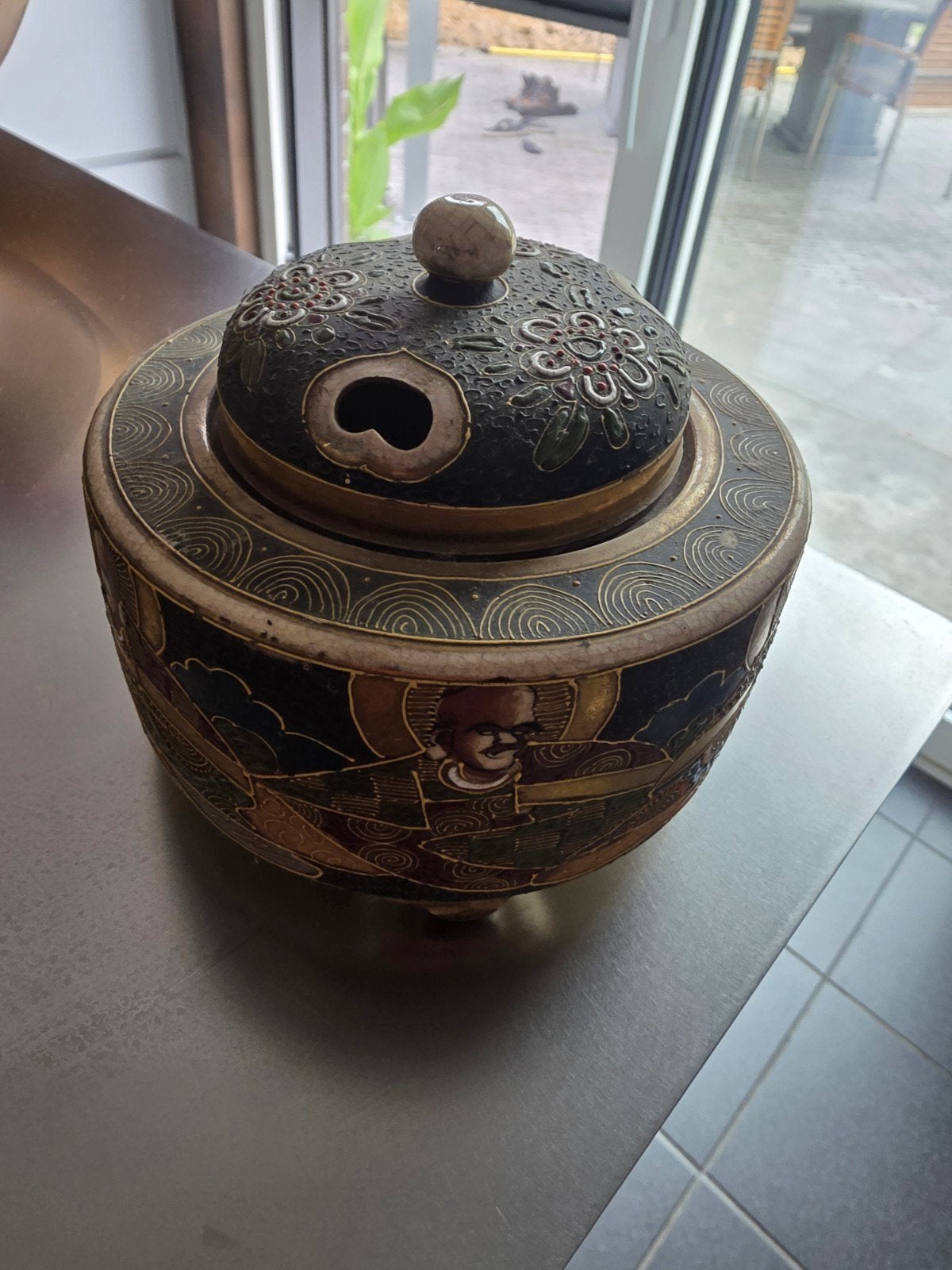 Wierook brander Japans Satsuma, Ophalen