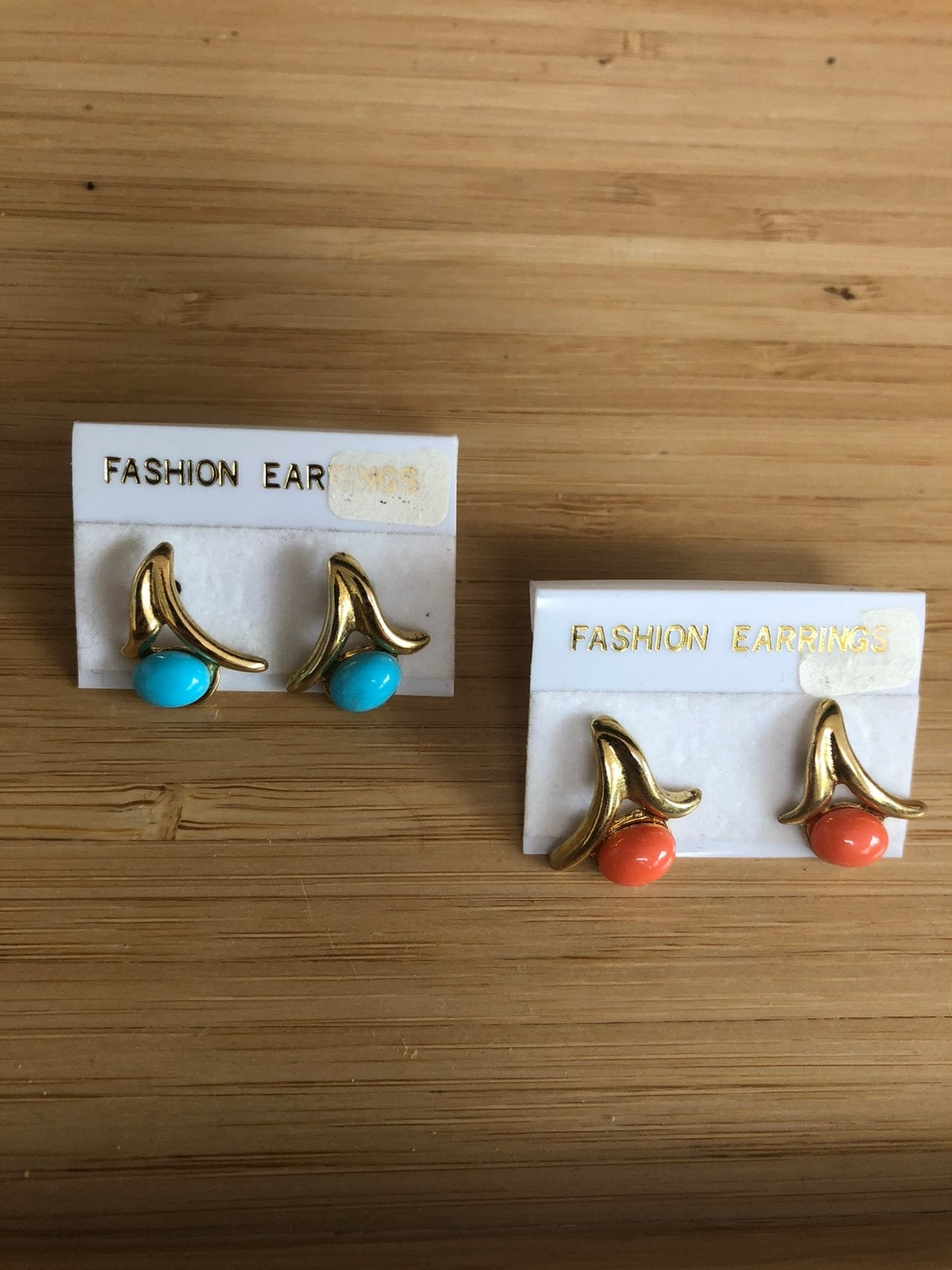 Nieuwe oorbellen goudkleurig met oranje of blauw, Bijoux, Sacs & Beauté, Boucles d'oreilles, Enlèvement ou Envoi, Neuf, Orange