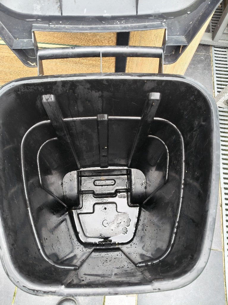 vuilnisbak op wielen ( enkel hout ingelegen voor barbecue), Ophalen, Gebruikt