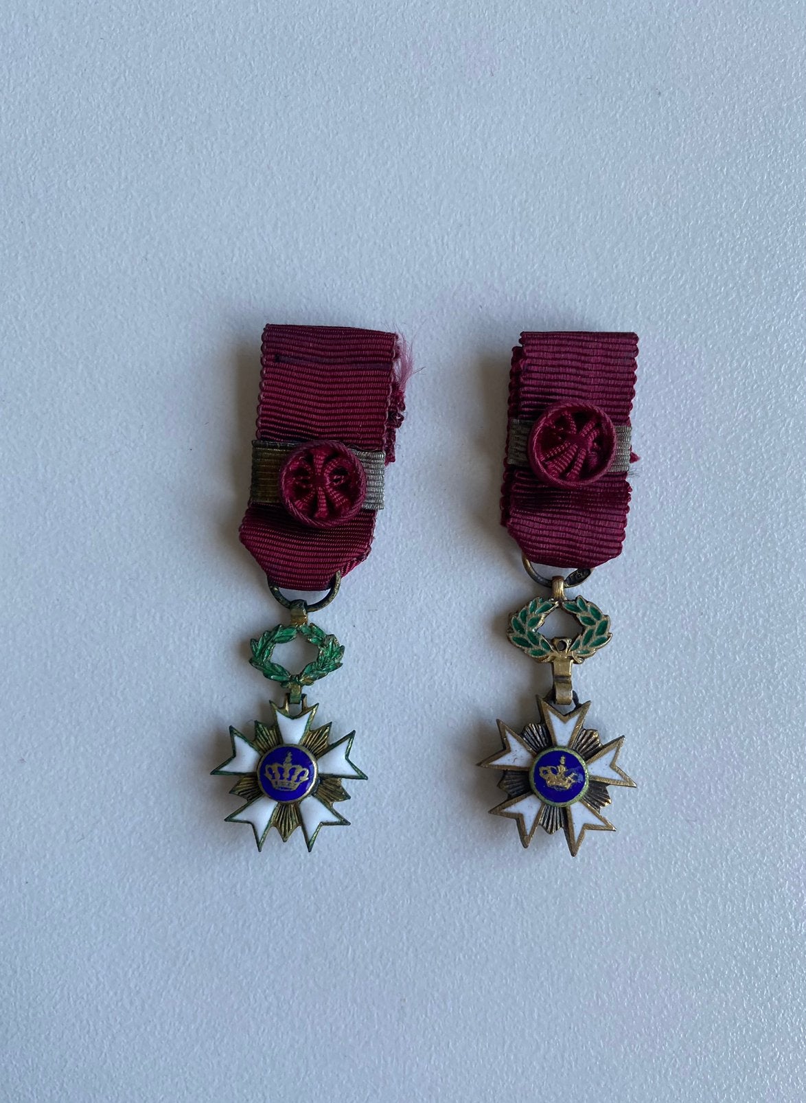 Miniatuurmedaillelot - België, Handtassen en Accessoires, Oorbellen, Ophalen of Verzenden, Zo goed als nieuw, Goud, Goud