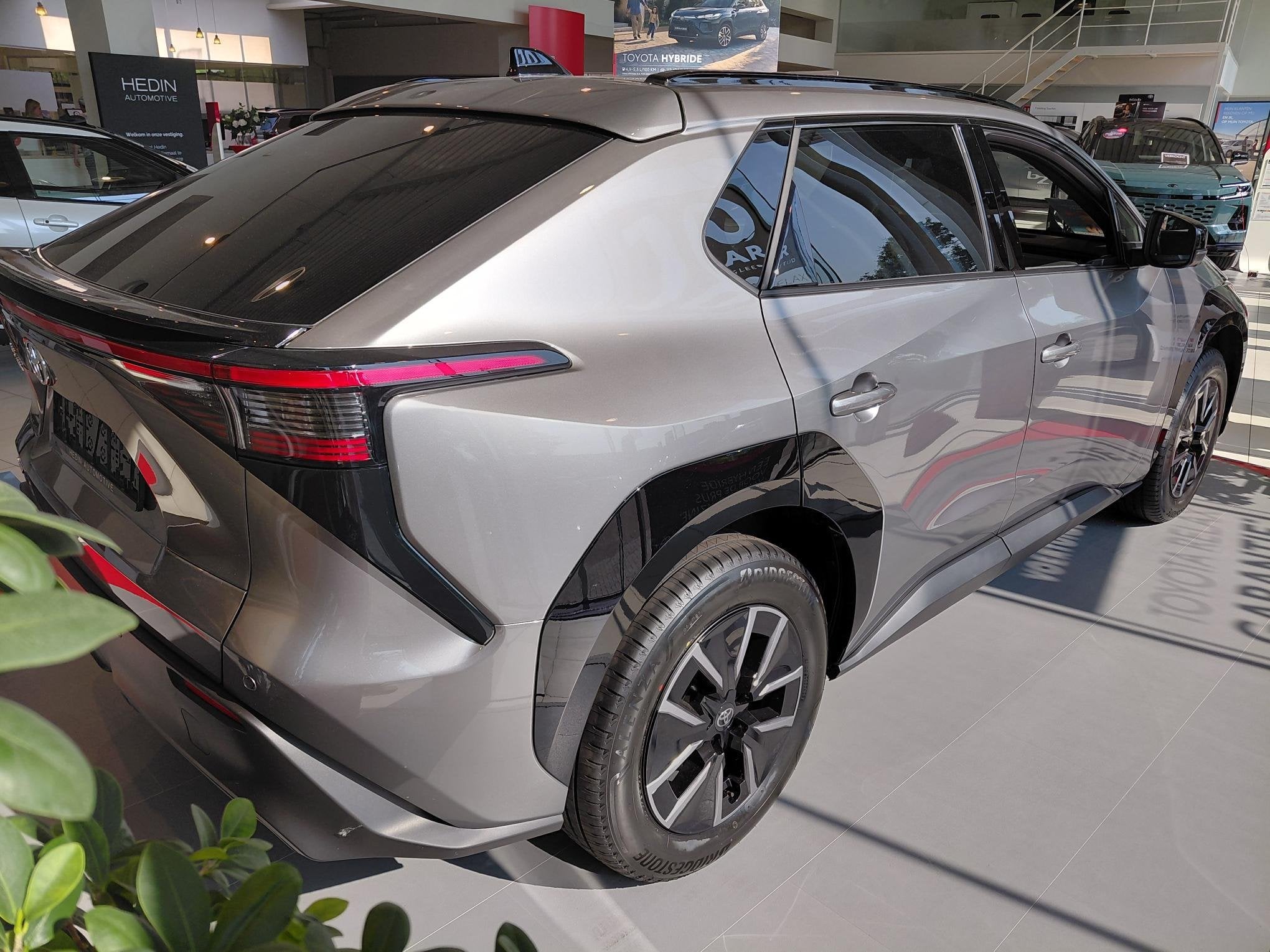 Toyota BZ4X Sedan, Auto's, Automaat, Stof, Overige kleuren, Nieuw