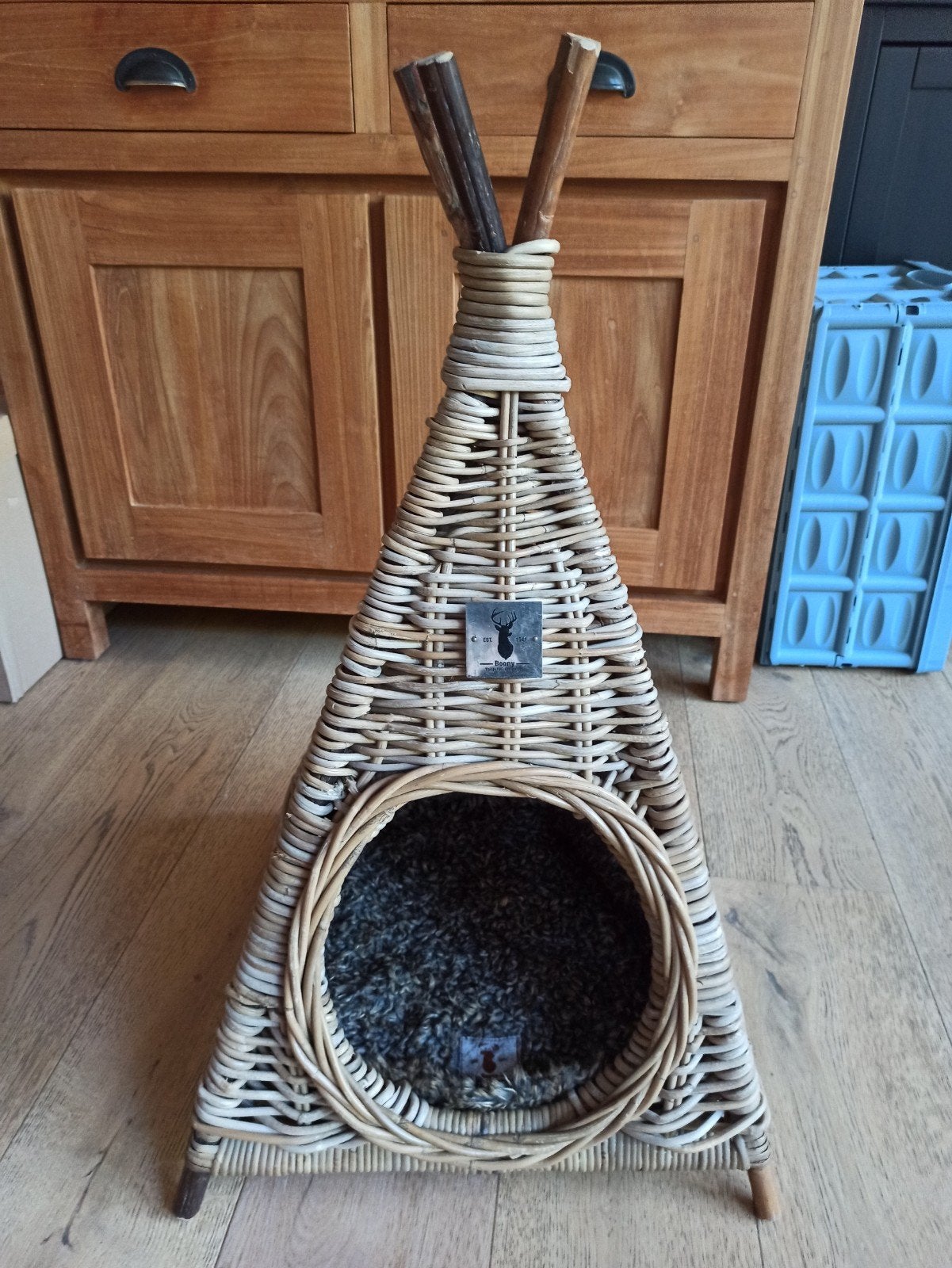 Boony Est. 1941 Lit pour chat ou chien Tipi en rotin avec co, Enlèvement ou Envoi, Comme neuf, Autre