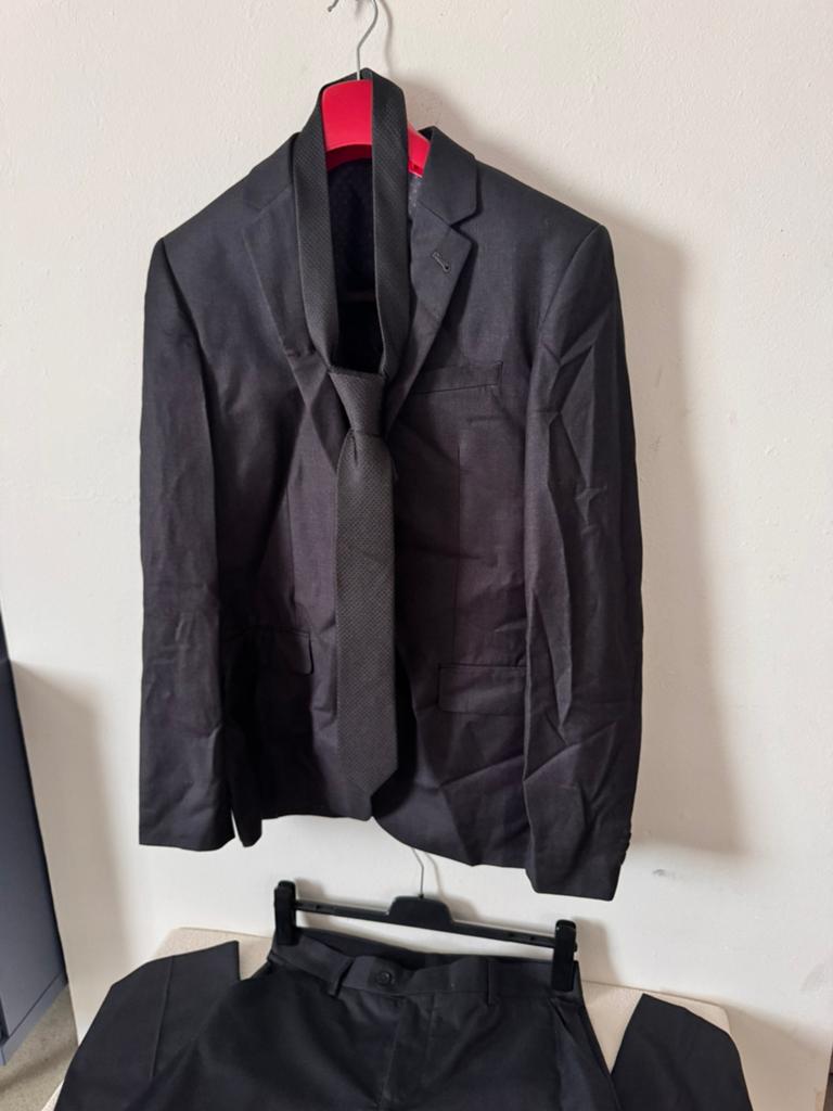 Zwart heren kostuum met zwarte das, Enlèvement, Comme neuf, Taille 52/54 (L), Noir