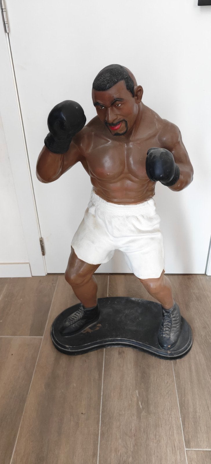 Poleyster beeld bokser Mike Tyson, Enlèvement