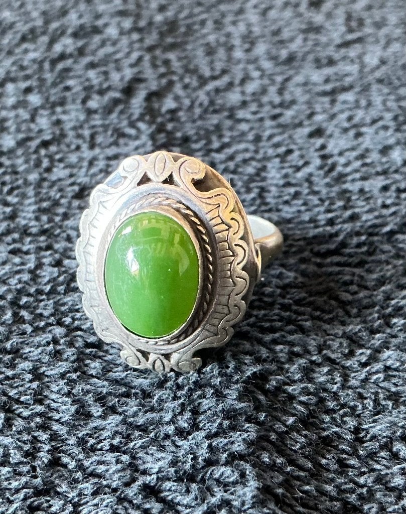 Zilveren ring met jade en bewerkte omranding, Bijoux, Sacs & Beauté, Bagues, Enlèvement ou Envoi, Vert, Utilisé, Argent