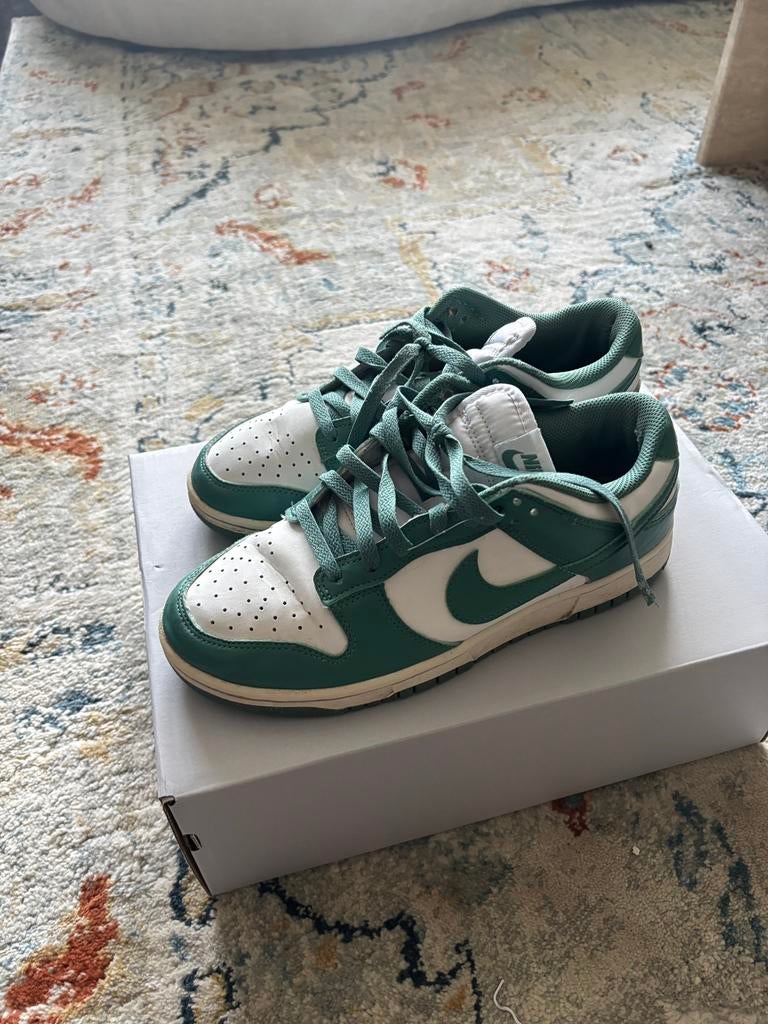 Nike Dunks, Enlèvement, Comme neuf