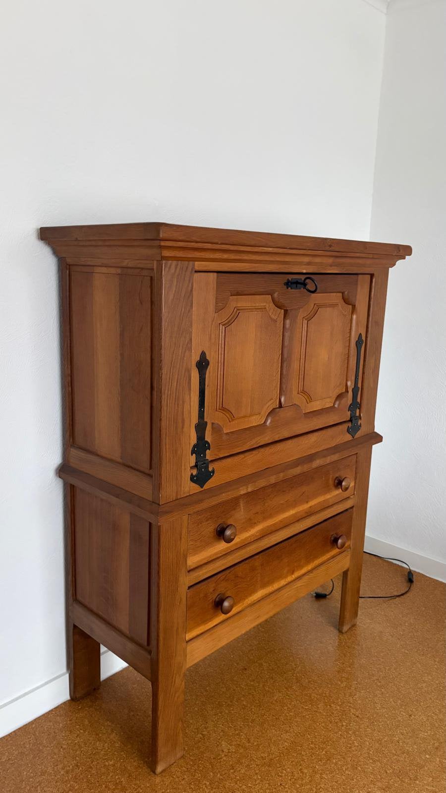 Stoere houten klepkast met smeedijzer beslag., Ophalen, Zo goed als nieuw