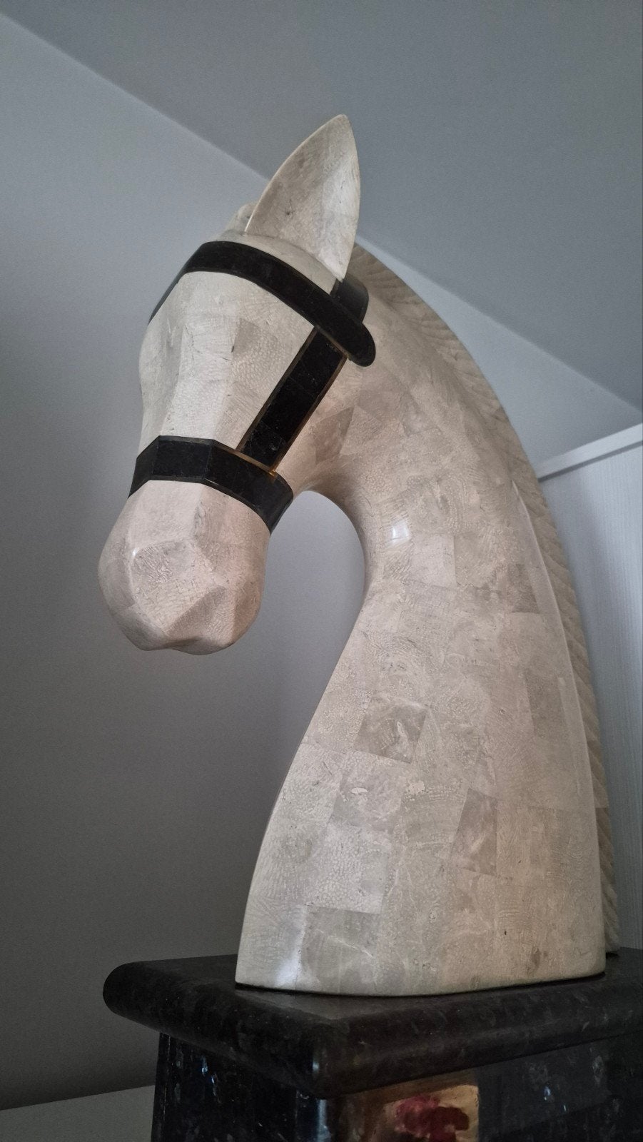 Groot paardenhoofd in natuursteen met zwarte sokkel, Ophalen