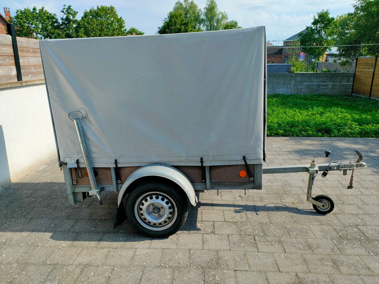 Ongeremde enkelas aanhangwagen met huif. In perfecte staat., Ophalen, Zo goed als nieuw
