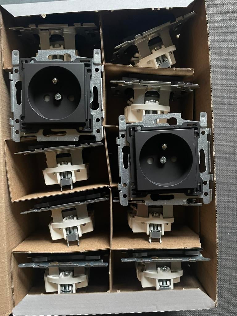 Niko antraciet stopcontacten, Doe-het-zelf en Bouw, Elektriciteit en Kabels, Ophalen of Verzenden, Nieuw