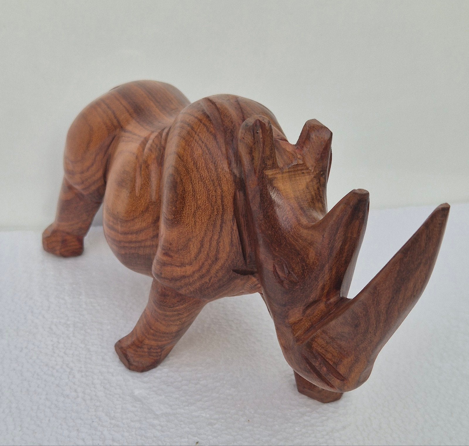 Handgesneden houten neushoorn – decoratief beeld – ca 23cm, Statue, Bois, Enlèvement ou Envoi, Brun