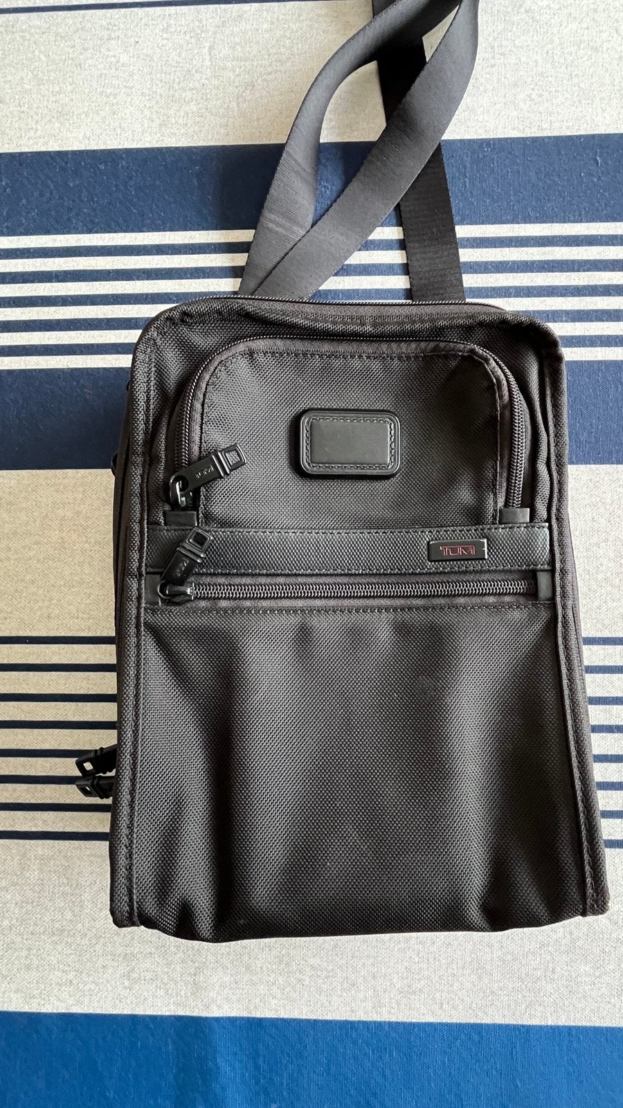 Tumi Alpha 2 crossbody organizer, Bijoux, Sacs & Beauté, Sacs | Sacs à bandoulière, Enlèvement, Comme neuf, Noir, Autres marques