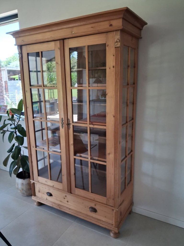 Boekenkast of vitrinekast in Dennenhout, Ophalen, Gebruikt, 50 tot 75 cm, Met deur(en)