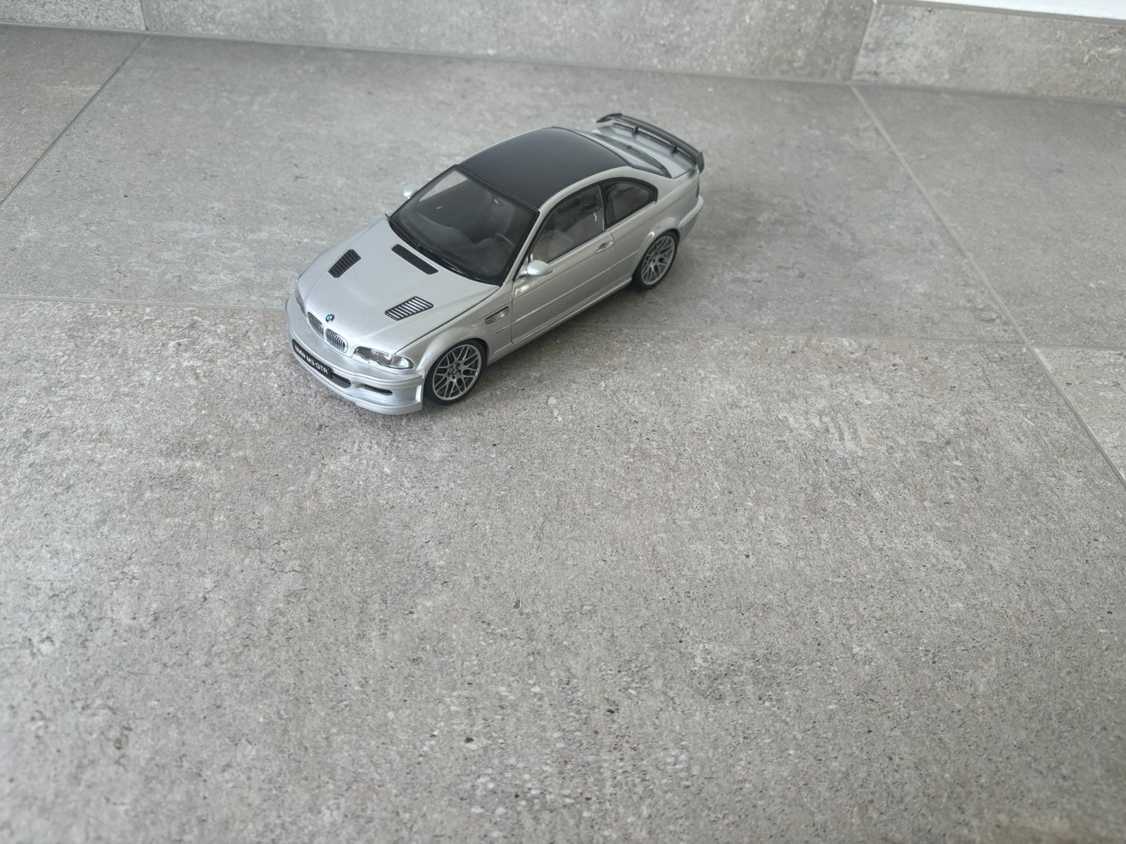 BMW M3 GTR E46 street version limited edition, Hobby en Vrije tijd, Modelauto's | 1:18, Ophalen, Zo goed als nieuw, Kyosho