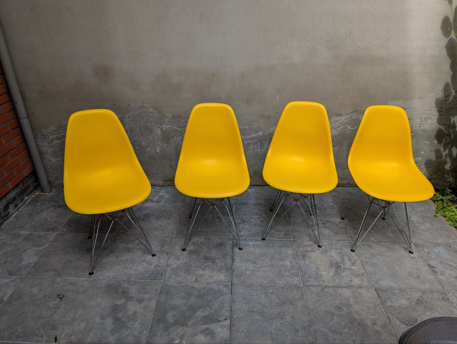 4 sièges baquets jaunes (style Eames DSR — reproduction de q, Maison & Meubles, Chaises, Enlèvement, Métal