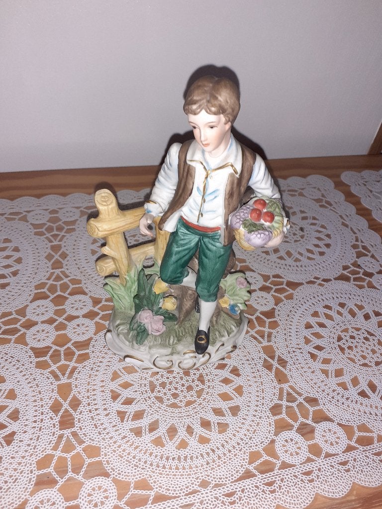Posture en "biscuit" un jeune homme avec un panier en main, Antiquités & Art, Enlèvement