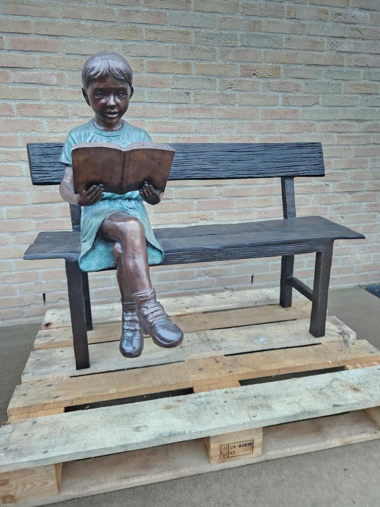 Bronzen tuinbeeld lezend meisje op tuinbank zeer lage prijs!, Ophalen of Verzenden, Zo goed als nieuw, Overige materialen, Mensenbeeld