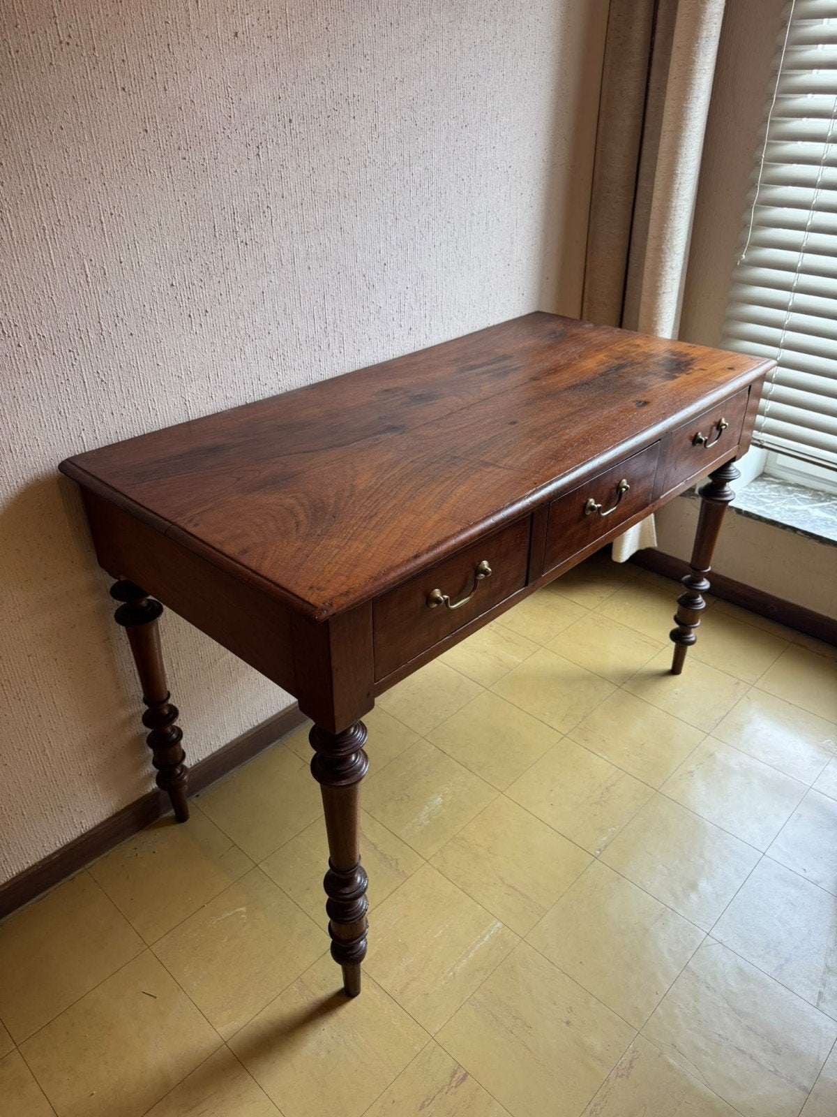 Houten bureau met drie lades., Antiek en Kunst, Ophalen