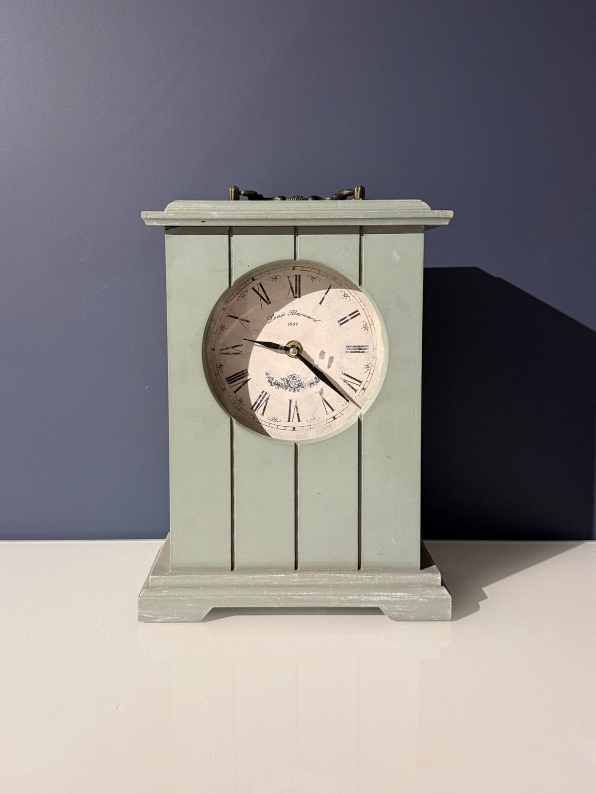 Horloge de table / à poser vintage en bois vert sauge, Enlèvement ou Envoi, Vintage, Horloge de table, Fonctionne sur piles