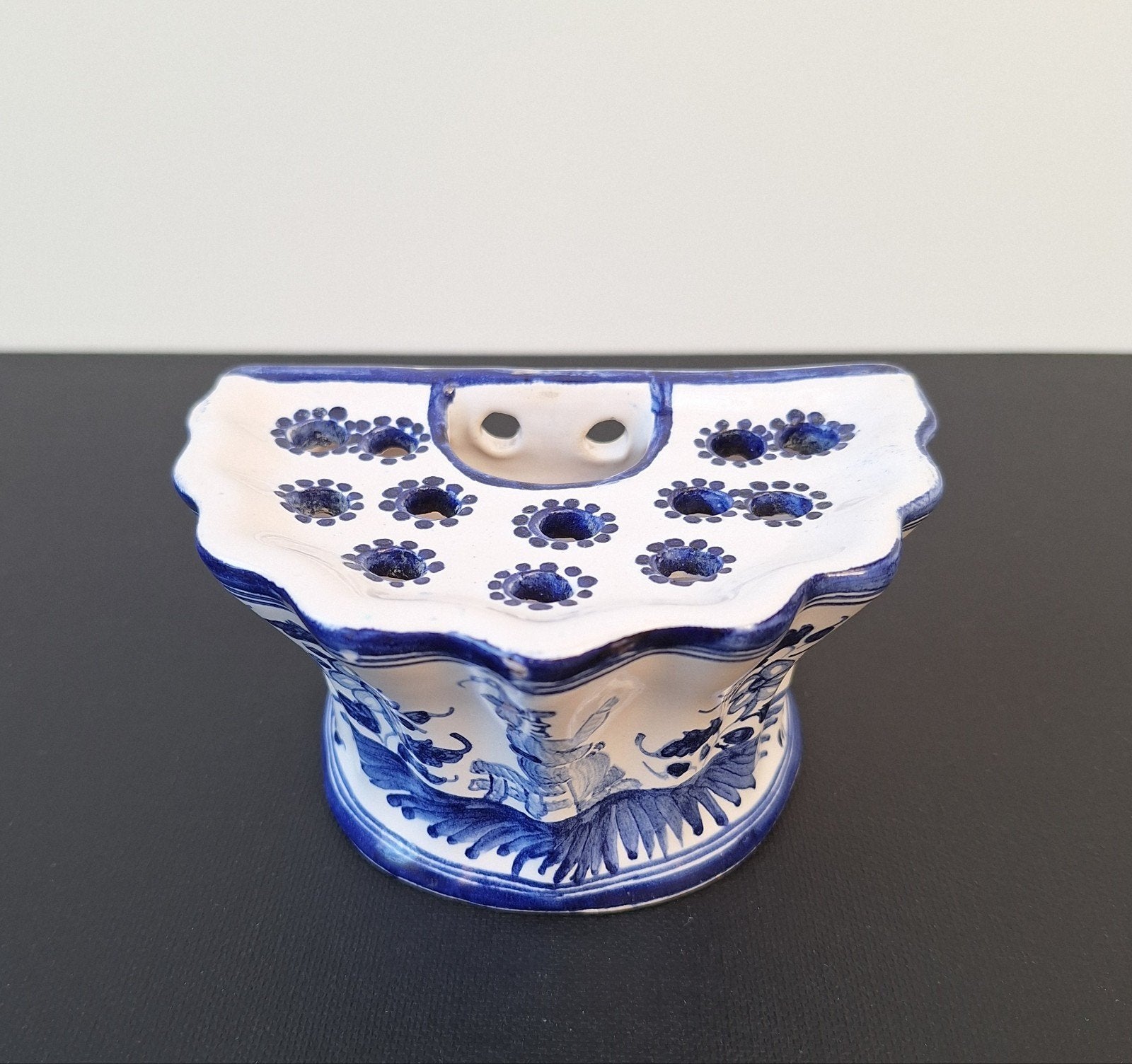 Vieux pique-fleurs/ bouchon de fleurs de Delft peints à la m, Antiquités & Art, Enlèvement ou Envoi