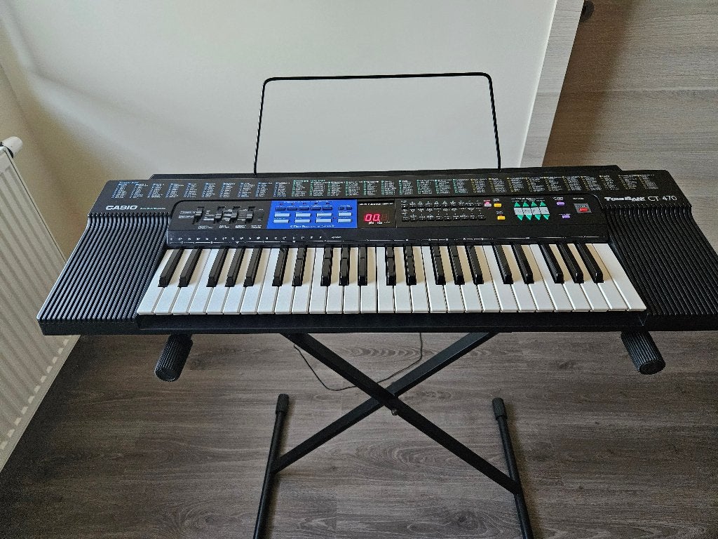 Synthé Casio CT‑470 + pied + housse – parfait état, Musique & Instruments, Casio, Comme neuf, Enlèvement, Avec pied