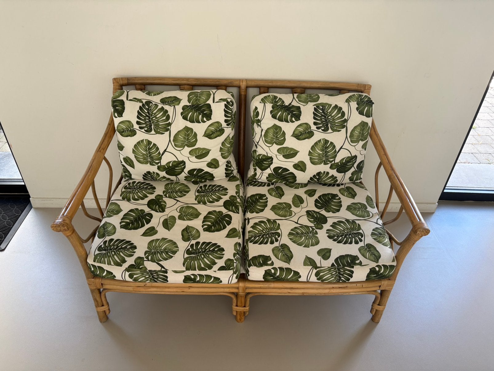 Rotan 2-zit zeteltje met bloemenkussens, Huis en Inrichting, Zetels | Zetels en Chaises Longues, Ophalen, Gebruikt, Tweepersoons