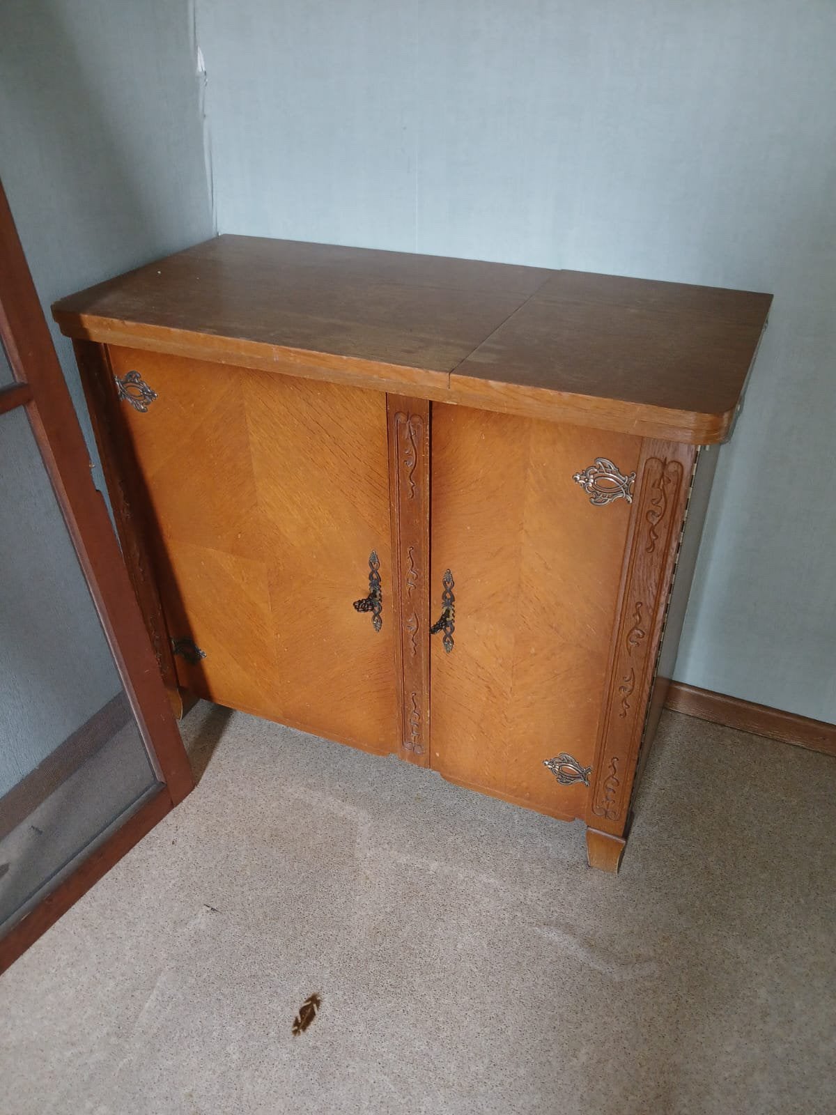 Armoire ancienne pour machine à coudre, Enlèvement