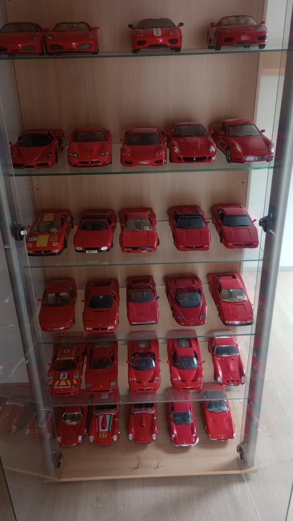 29 rode Ferrari's te koop schaal 1/18, Enlèvement