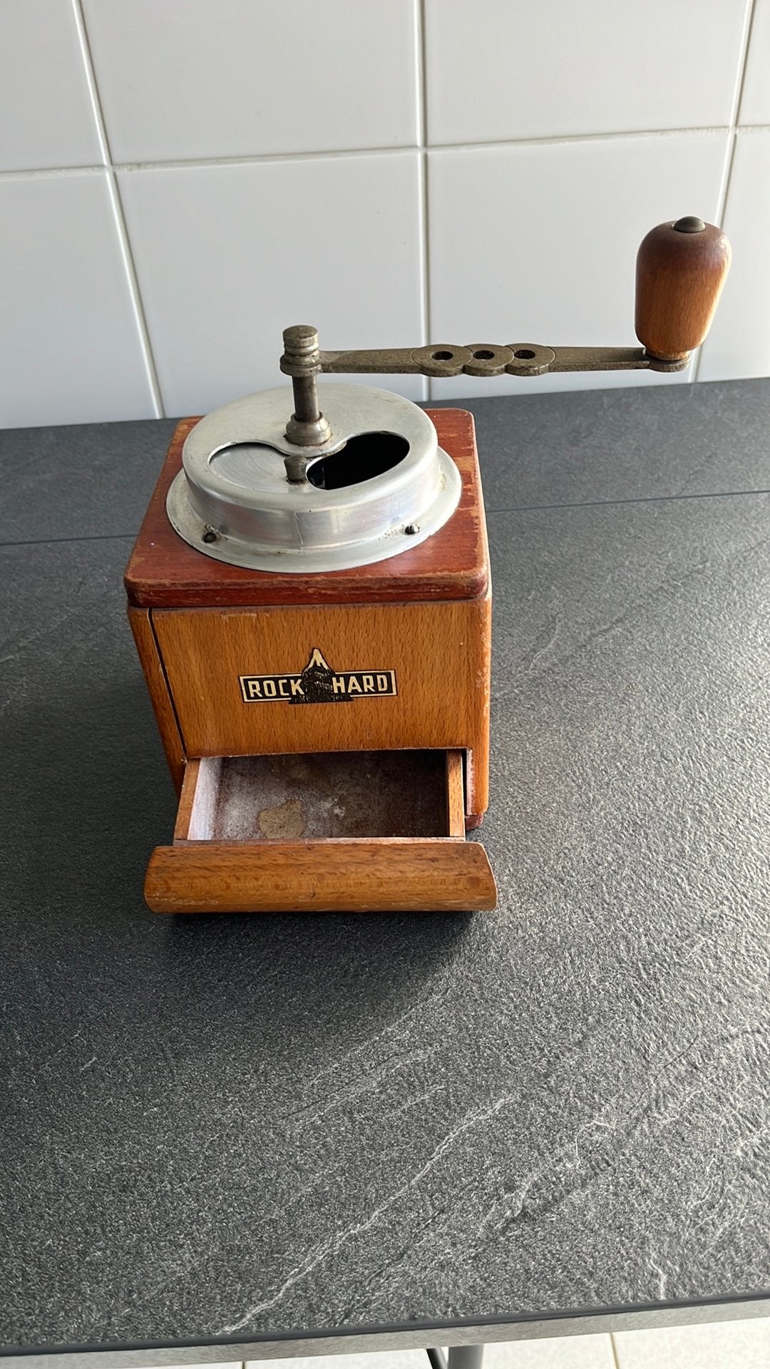 Houten koffiemolen, Ophalen
