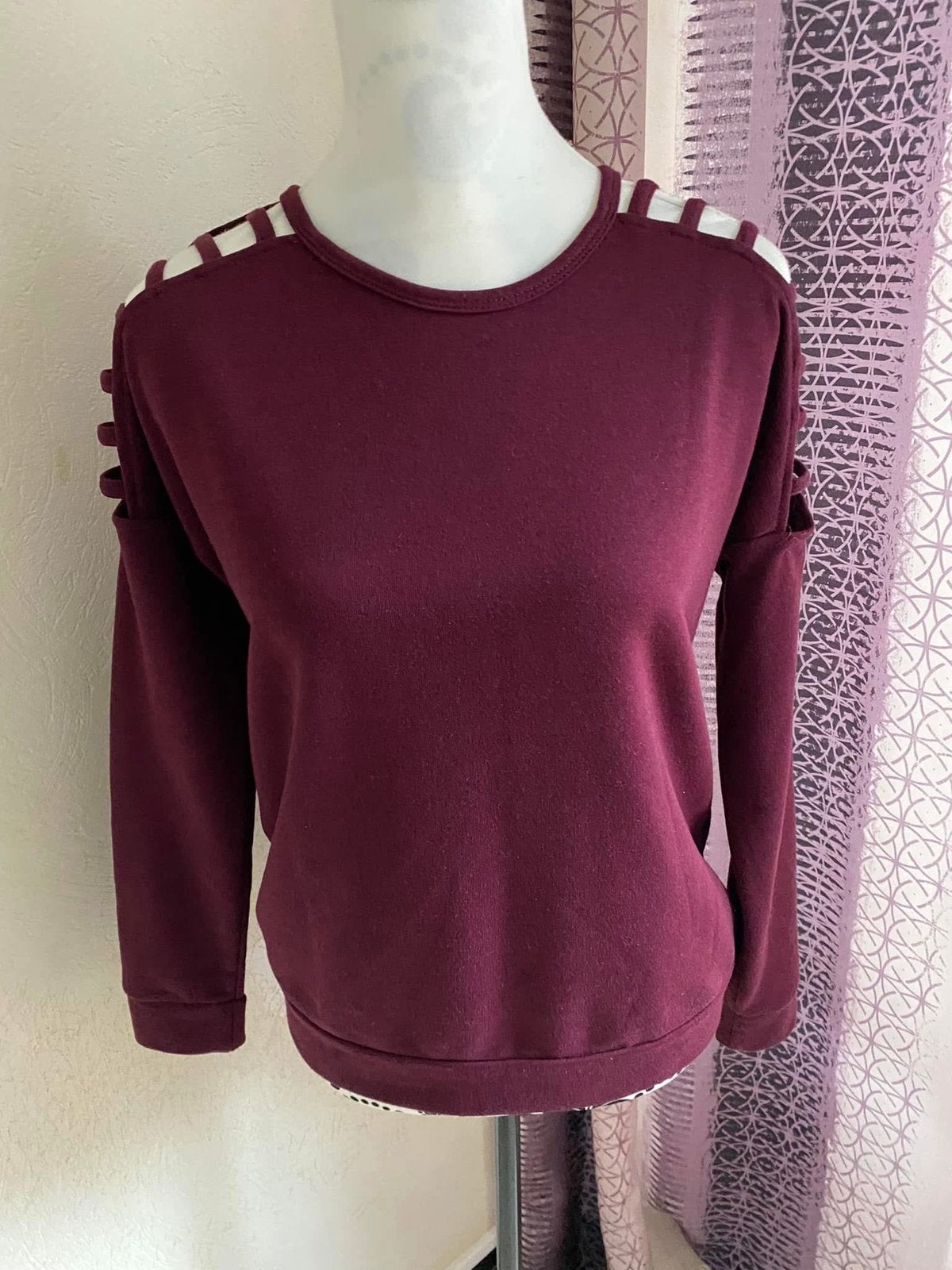 Sweat / Pull Amisu bordeaux à découpes épaules – Taille S, Vêtements | Femmes, Enlèvement ou Envoi, Comme neuf