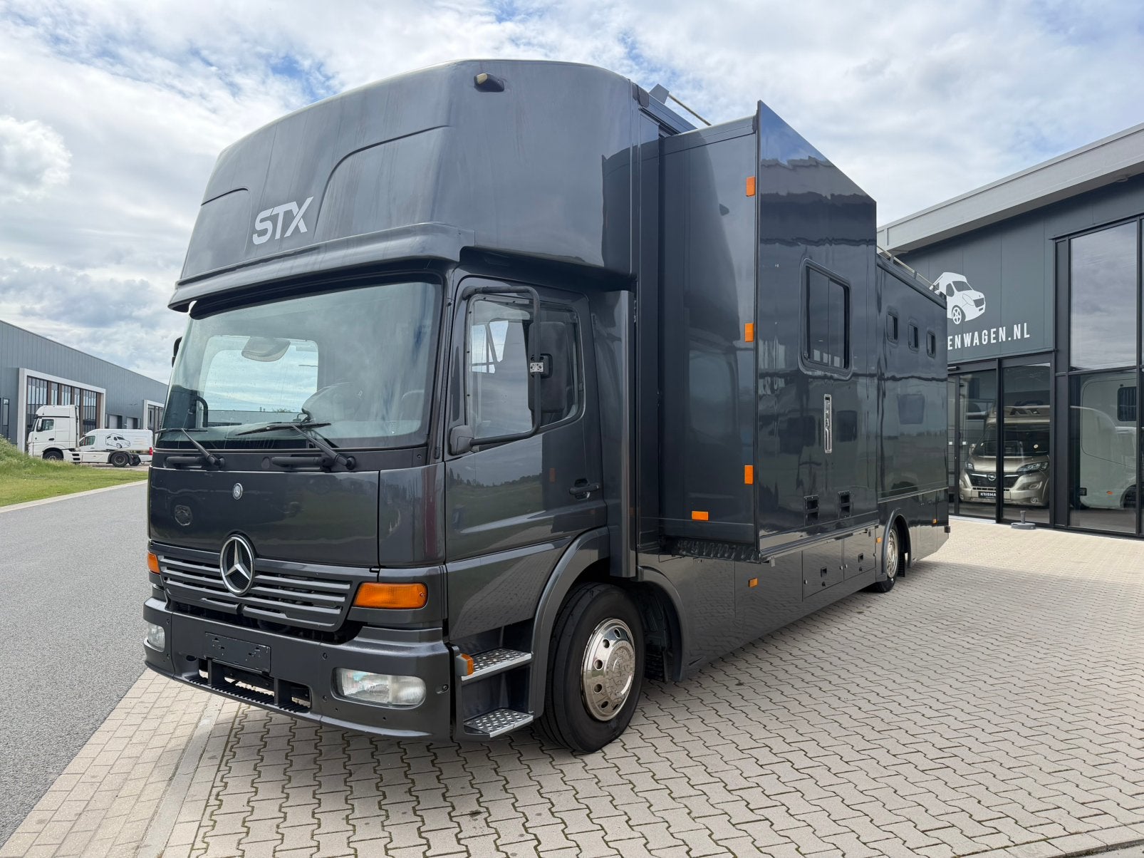 Mercedes STX paardencamion LIVING paardenwagen, Dieren en Toebehoren, Paarden en Pony's | Trailers en Aanhangwagens, Ophalen, Zo goed als nieuw