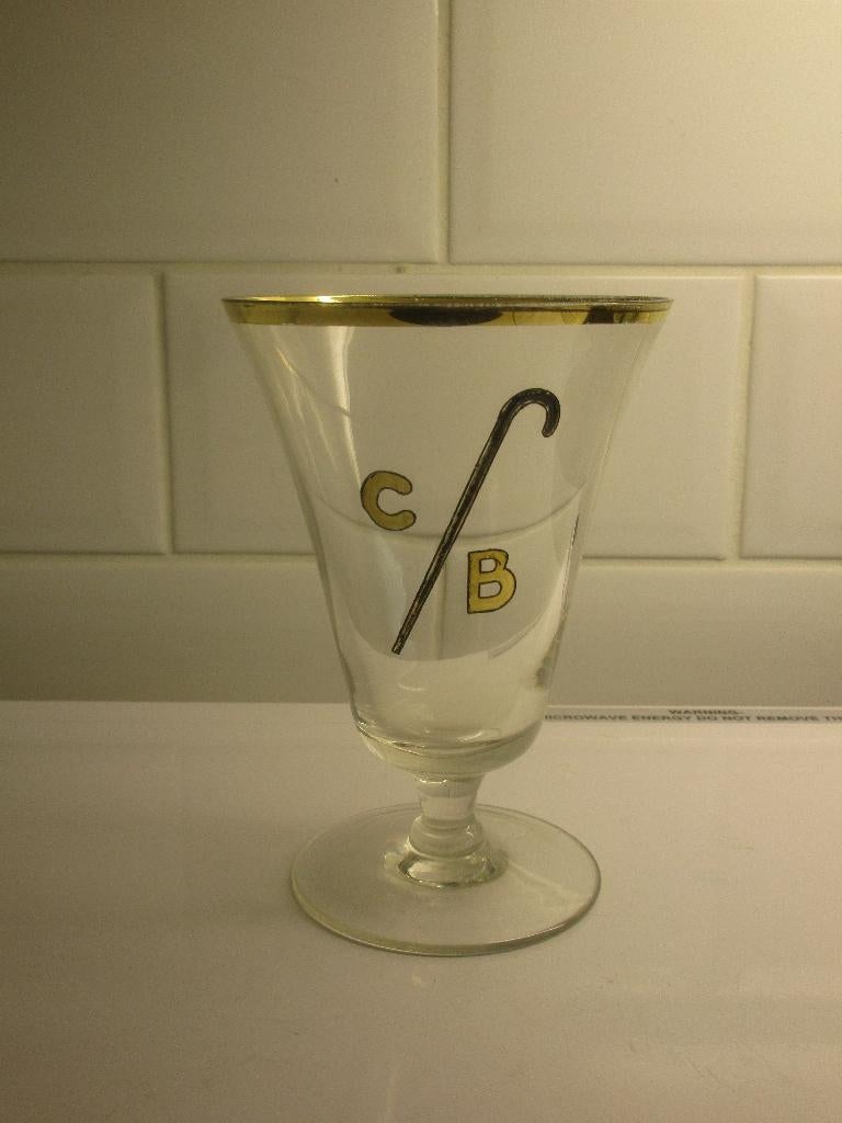 GLAS OP VOET GOUDKL. RAND INITIALEN C B WANDELSTOK HERKOMST?, Ophalen of Verzenden, Gebruikt, Overige typen