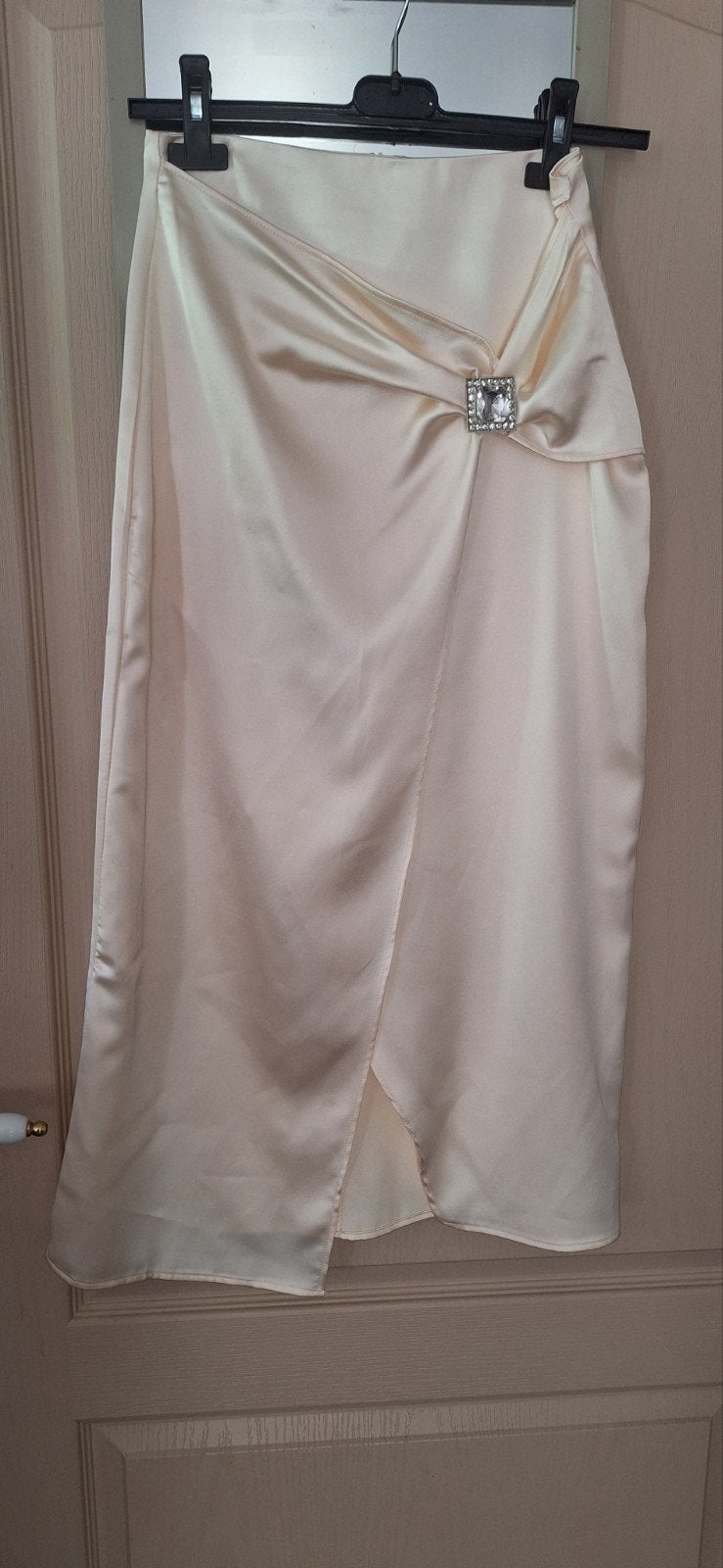 Jupe MOOHY, drapée en satin ivoire avec boucle strass T S/M, Kleding | Dames, Rokken, Ophalen of Verzenden