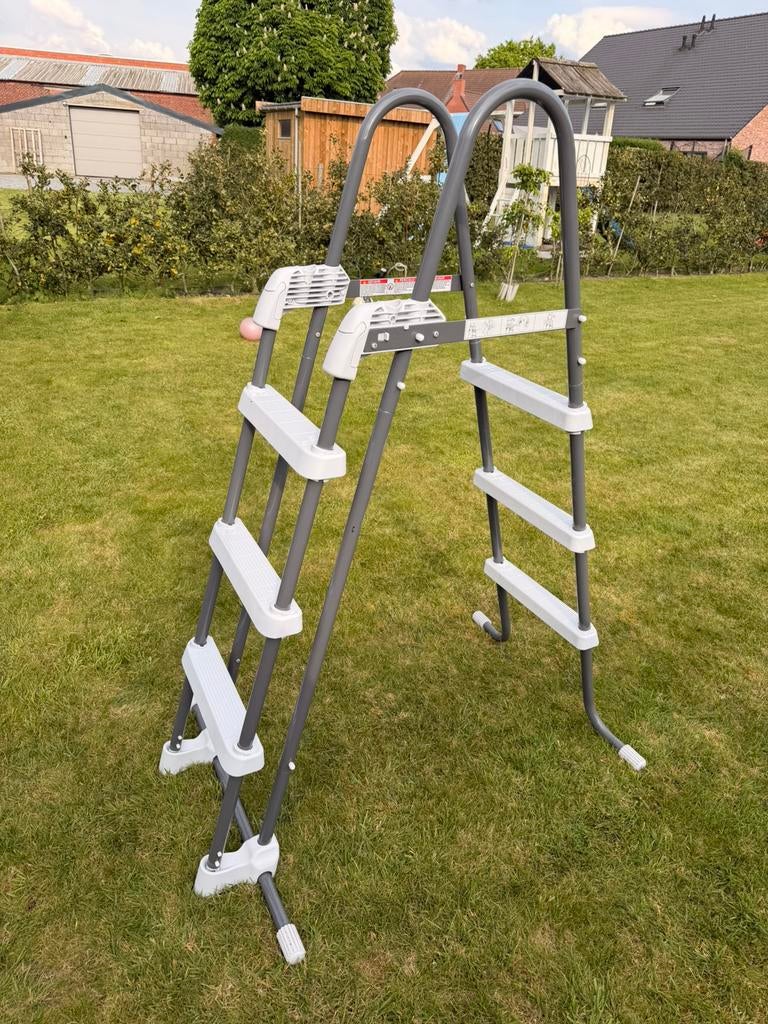 Intex zwembadtrap zilver / wit, Ophalen, Zo goed als nieuw