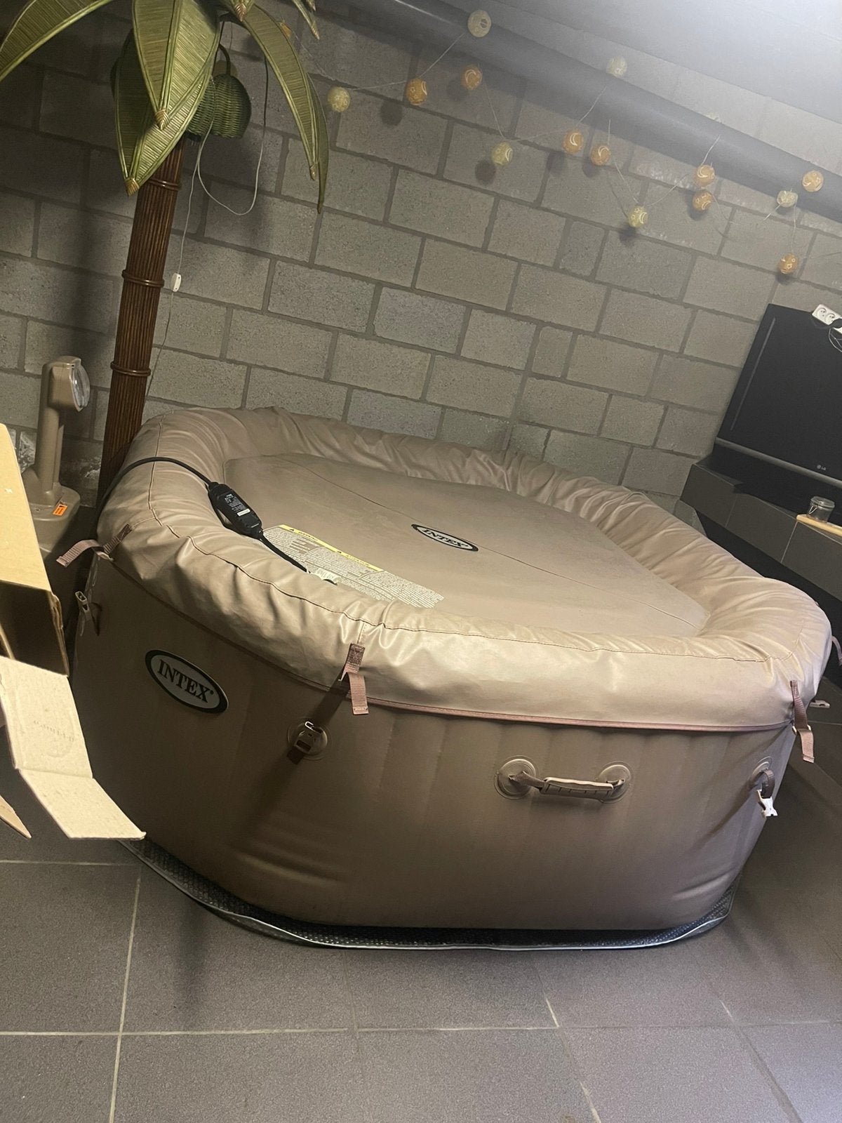 Intex bubble spa jacuzzi 6 personen, Tuin en Terras, Ophalen, Zo goed als nieuw