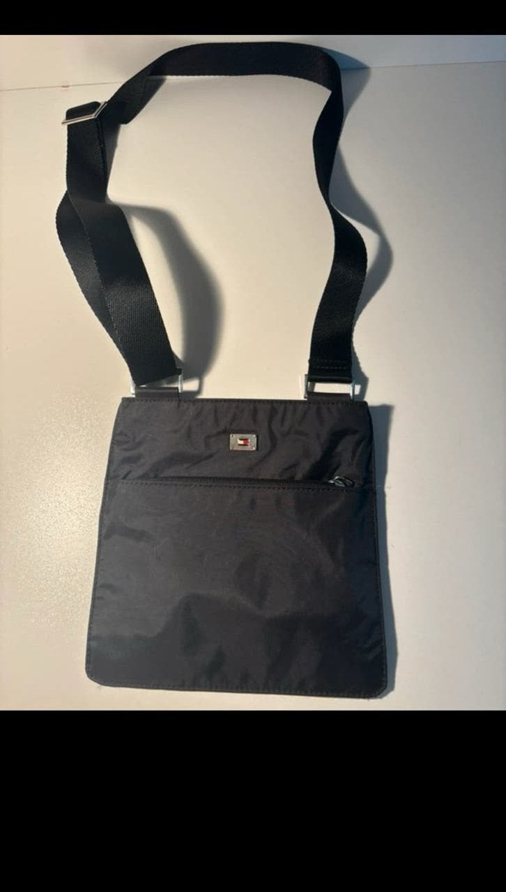 Tommy Hilfiger crossbody, Ophalen, Zo goed als nieuw, Zwart, Schoudertasje