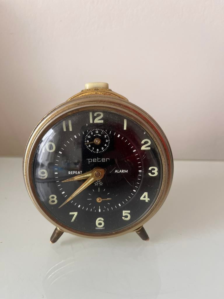 Vintage wekker Peter - zwart beige metaal, Elektronische apparatuur, Wekkers, Gebruikt, Analoog, Ophalen of Verzenden