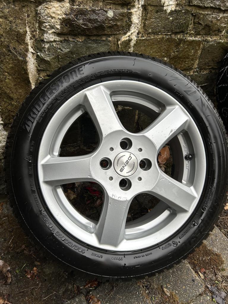 Pneus Bridgestone NEUFS sur jantes Enzo, Autos : Pièces & Accessoires, Pneus & Jantes, Pneu(s), Pneus hiver, 15 pouces, 185 mm