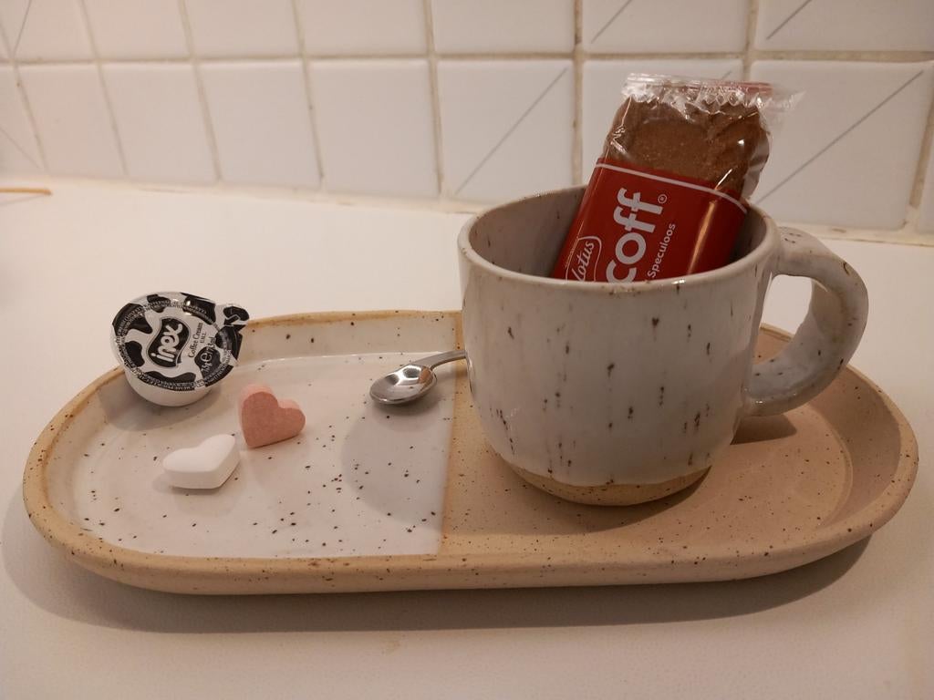 Set van schaaltje en koffie/thee tas Eigen werk Keramiek, Enlèvement ou Envoi, Neuf, Céramique, Tasse(s) et/ou soucoupe(s)
