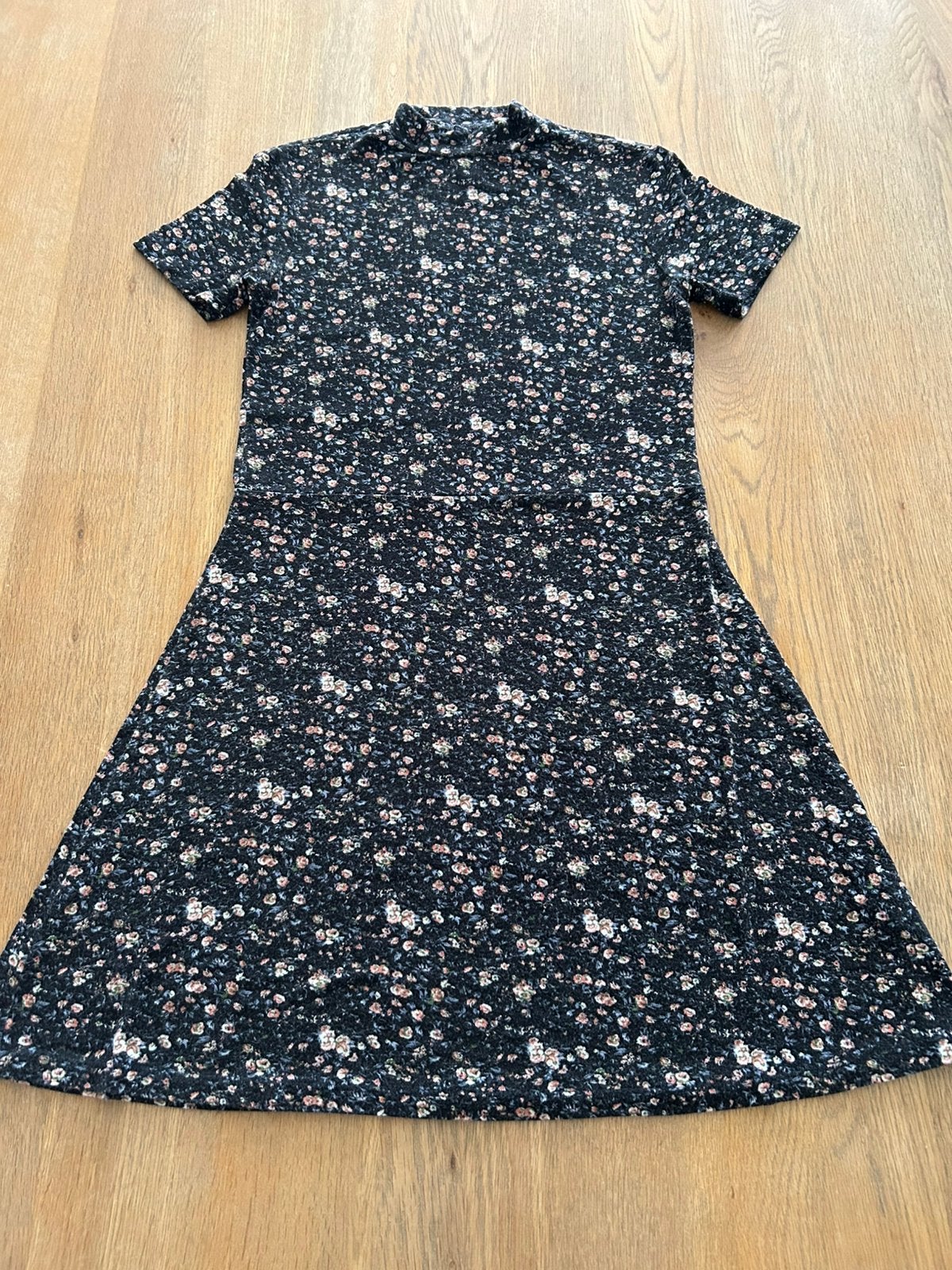 Zwarte korte jurk met bloemen IKKS maat XS, Kleding | Dames, Jurken, Zwart, Ophalen of Verzenden, Zo goed als nieuw, Maat 34 (XS) of kleiner