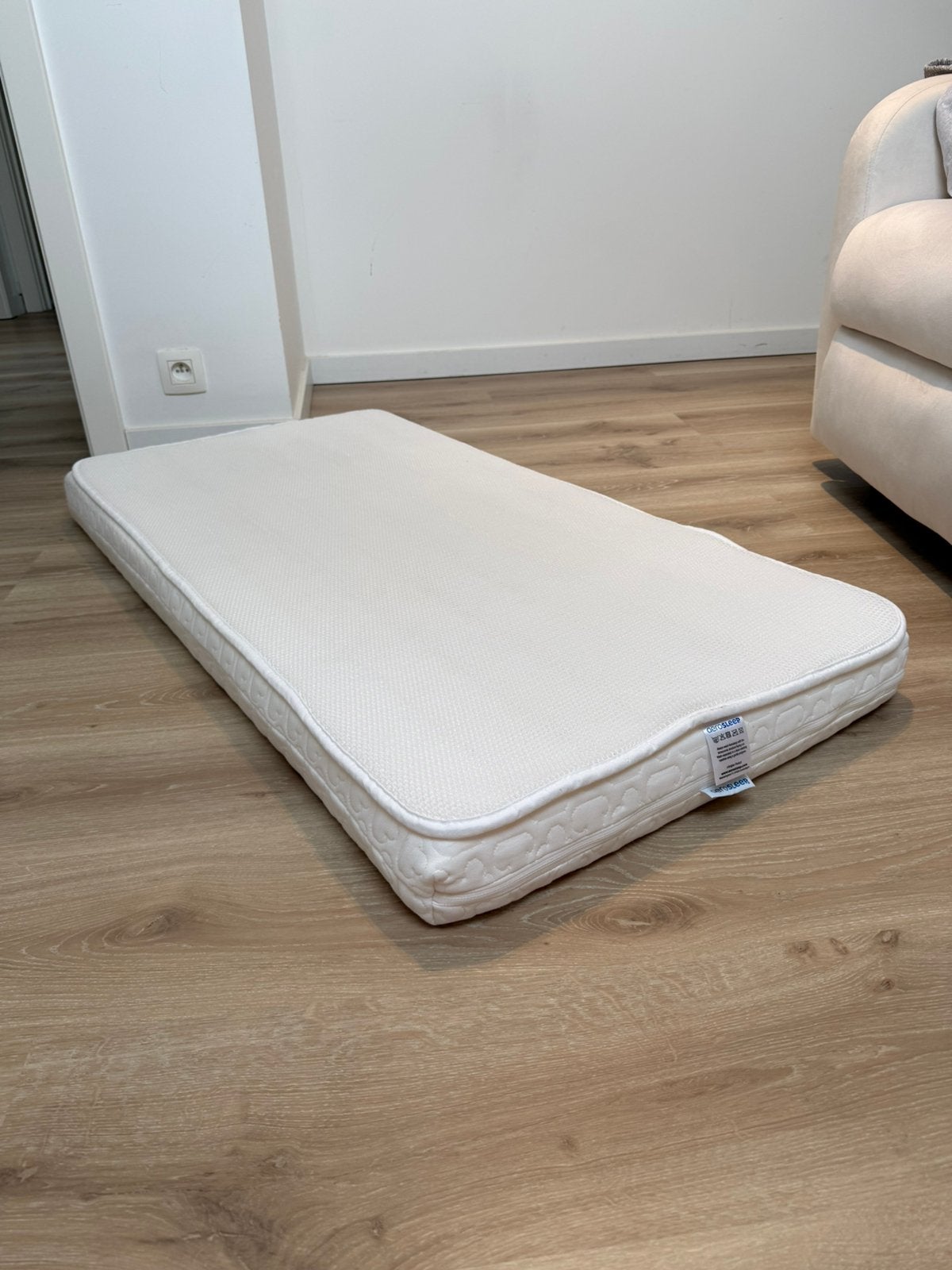 Matelas Aerosleep + protecteur 60x120, Enfants & Bébés, Enlèvement, Comme neuf