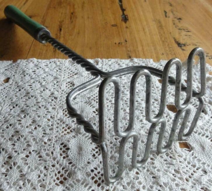 Verweerde brocante puree stamper met groen houten handvat 2, Antiquités & Art, Curiosités & Brocante, Enlèvement ou Envoi